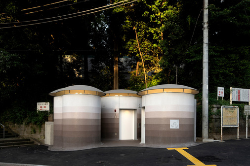 Der weltweit bekannte Architekt Toyo Ito hat am Rand des städtischen Parks und Wäldchens Yoyogi Hachimann öffentliche Toilettenhäuser geplant, die auf dem ersten Blick an drei Pilze erinnern. - © Toto
