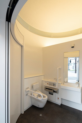 Jedes der drei Toilettenräume ist sehr geräumig gestaltet und die Ausstattung ist so gewählt, dass sie auch für ältere Menschen oder Kinder sehr benutzerfreundlich ist. Im Projekt von Toyo Ito kommt das Washlet von Toto zum Einsatz.