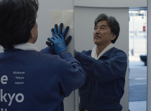 Die Hauptfigur Hirayama geht dabei seiner beruflichen Tätigkeit als Toilettenreiniger voller Hingabe und Gründlichkeit nach. - © DCM Film Distribution
