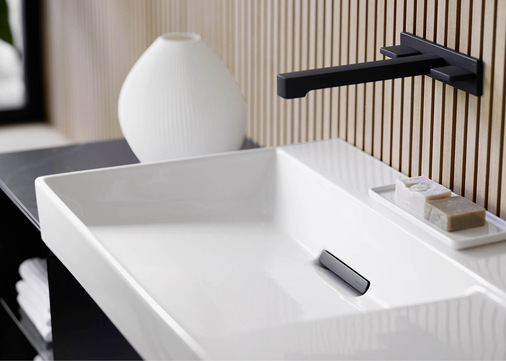 Die schwarz matten Elemente bilden einen schönen Kontrast zur weißen Keramik.