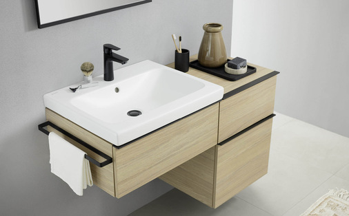 Auch Spiegel und Handtuchhalter sind in Schwarz matt erhältlich. Die Kombination mit Holz schafft einen hervorragenden Kontrast.