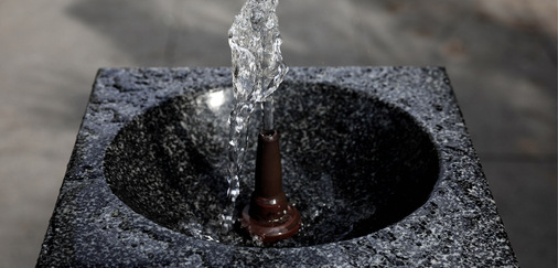 An diesem Trinkbrunnen könnte man eine Restförderhöhe von 0,2 Meter messen, entsprechend also 2.000 Pascal. - © Bild: New Africa - stock.adobe.com
