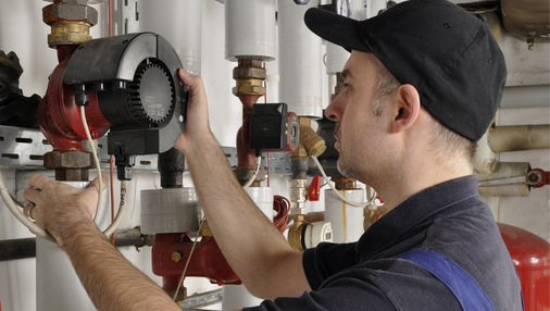 Er stellt die Förderhöhe dieser Pumpe ein. Und nur, weil das viergeschossige Haus 12 Meter hoch ist, stellt er nicht zwingend 12 Meter Förderhöhe ein. Klar, er liest ja auch SBZ Monteur! - © Bild: Dan Race - stock.adobe.com
 Er stellt die Förderhöhe dieser Pumpe ein. Und nur, weil das viergeschossige Haus 12 Meter hoch ist, stellt er nicht zwingend 12 Meter Förderhöhe ein. Klar, er liest ja auch SBZ Monteur!