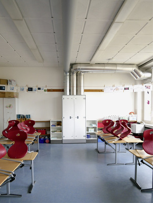 Das Anschließen der Lüftungsgeräte an die Luftdurchlässe, die Verrohrung und ihre Verkleidung konnten klassenraumweise im laufenden Schulbetrieb (ab Januar 2023) durchgeführt werden. Die komplette Installation hat pro Klassenzimmer etwa 2 - 3 Arbeitstage in Anspruch genommen.