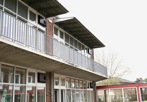 Die Verrohrung vom Gerät nach draußen wird jeweils durch ein ehemaliges Oberlicht geführt. Statt der ehemaligen kleinen Fensteröffnung ist heute von außen ein unauffälliges, schwarzes Außen- und Fortluft-­Doppelgitter mit Lüftungsschlitzen zu sehen. - © Bild: Wolf GmbH
