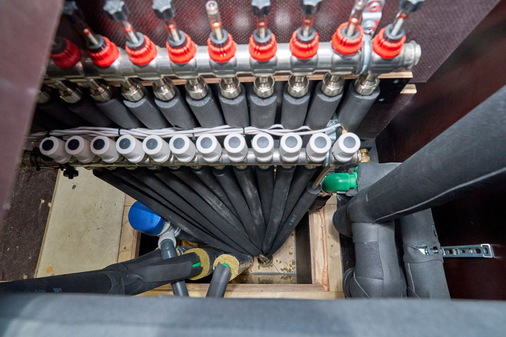  Aus dem Technikcontainer auf dem Dach werden die Zimmer mit Wärme, Trinkwasser und Strom versorgt. Je einer der mit dem Technikcontainer verbundenen fünf Installationsschächte versorgt ein bis zwei Hotelzimmer auf jeder Etage.