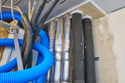  Die gedämmten Phytonleitungen im Bild wurden mit einer „Conlit Brandschutzmanschette“ unterhalb der Kernbohrung abgeschottet, damit Feuer und Rauch mindestens 30 Minuten lang im Bereich der Deckendurchführung daran gehindert werden, von einem Container in einen anderen vorzudringen.