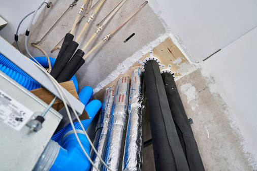  Die brennbaren Versorgungsrohre werden im Container-Hotel mit der nichtbrennbaren Brandschutzschale „Conlit 150 U“ abgeschottet und mit der nichtbrennbaren Wärmedämmung „RW 800“ gedämmt. 