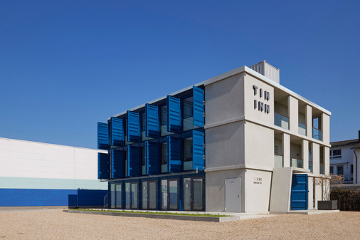  Das TIN INN Hotel in Erkelenz wurde als erstes seiner Art eröffnet. Buchung, Zugang und Abrechnung werden vollständig digital und allein vom Gast organisiert. Unter den Containern kommen Streifenfundamente zum Einsatz für eine kleinstmögliche Flächenversiegelung.