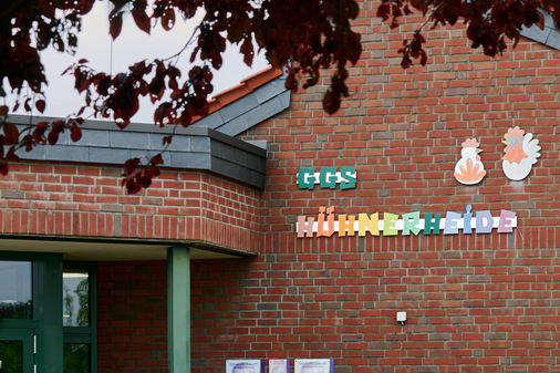  Ziel der umfassenden Baumaßnahme in der GGS Hühnerheide in Dinslaken war, die Räume jeweils unterschiedlich nutzen zu können und die technische Infrastruktur (Digitalisierung, Akustik und Lüftung) zu ertüchtigen.