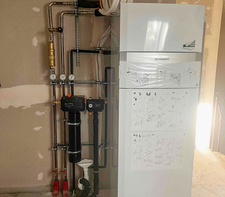  Wärmepumpen und ihre Komponenten – hier ein Tower der Inneneinheit – verbringt der Handwerkslogistiker Wingenroth Logistik bis zum Einsatzort - meistens unter das Dach. Die Tragearbeit übernehmen fitte und geschulte Kräfte; Handwerker können sich ganz auf die Montage konzentrieren. 