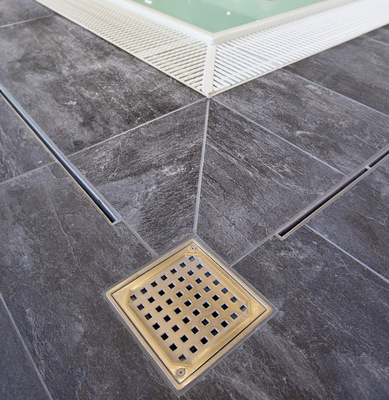 Schrauben statt Schweißen: Modulare Entwässerungssysteme, bei denen die Rinnen mit dem Bodenablauf verschraubt werden, verhindern Spannungsrisse während der Estrichtrocknung. - © Bild: Aschl / 1A Edelstahl / MT-Foto Schrauben statt Schweißen: Modulare Entwässerungssysteme, bei denen die Rinnen mit dem Bodenablauf verschraubt werden, verhindern Spannungsrisse während der Estrichtrocknung.