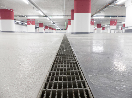 Parkdeckrinnen mit Drainagespalt entwässern die obere Dichtebene. Ein Anschlussflansch sorgt für eine maximale Verkrallung mit dem Bodenbelag. Somit kann sich im Bodenaufbau keine Stau- oder Sickernässe bilden. - © Bild: Aschl / 1A Edelstahl Parkdeckrinnen mit Drainagespalt entwässern die obere Dichtebene. Ein Anschlussflansch sorgt für eine maximale Verkrallung mit dem Bodenbelag. Somit kann sich im Bodenaufbau keine Stau- oder Sickernässe bilden.