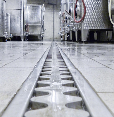 Für die Lebensmittelindustrie sollten Rinnen und Bodenabläufe inkl. Abdeckung totraumfrei und mit Rinnengefälle konstruiert sein. Je nach Lebensmittelbetrieb gibt es zusätzlich Vorschriften zur Edelstahl-Werkstoffgüte oder Belastungsklasse. - © Bild: Aschl / 1A Edelstahl Für die Lebensmittelindustrie sollten Rinnen und Bodenabläufe inkl. Abdeckung totraumfrei und mit Rinnengefälle konstruiert sein. Je nach Lebensmittelbetrieb gibt es zusätzlich Vorschriften zur Edelstahl-Werkstoffgüte oder Belastungsklasse.