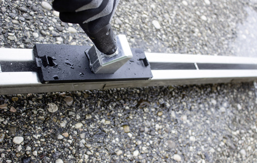 Für eine komfortable Reinigung von Schlitzrinnen gibt es spezielle Reinigungsdüsen, die an die Lanze des Hochdruckreinigers angeschlossen werden. - © Bild: Aschl / 1A Edelstahl Für eine komfortable Reinigung von Schlitzrinnen gibt es spezielle Reinigungsdüsen, die an die Lanze des Hochdruckreinigers angeschlossen werden.