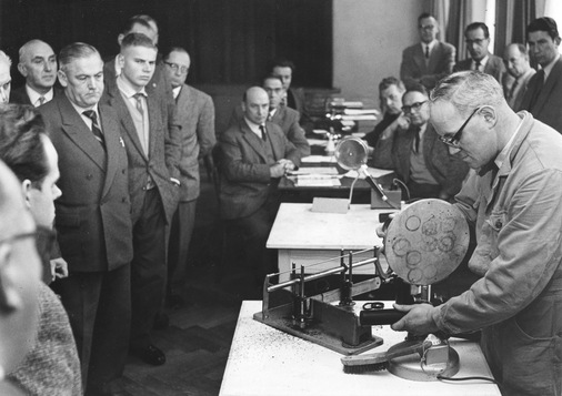  Kundenschulungen fanden ab den 1950er-Jahren statt. In den Kursen wurde bspw. die einfache Arbeitsweise mit PE-Fittings demonstriert.