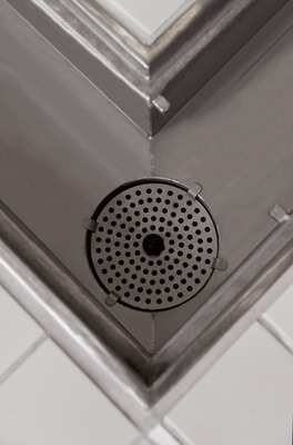 Einer der Bodenabläufe Variant-CR mit Klebeflansch, Stutzenneigung 90°, Edelstahl 1.4404, DN 70 im Sportbad Neckarpark.