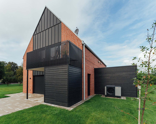  Einheitliche Dächer, Formen und Klinkerton spiegeln regionale Charakteristika wider. Durch die individuelle Gestaltung von Erkern, Gauben oder Ziermauerwerken verleihen die Planer von Eden Architekten jedem Heim eine persönliche Note.