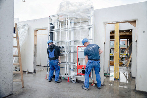  Auf der Etage übernehmen dann zwei Handwerker die weiteren Montageschritte.