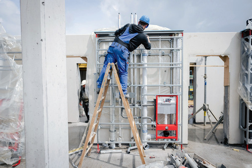 Im nächsten Arbeitsschritt wird die Schutzverpackung entfernt. - © Frank Peterschröder
