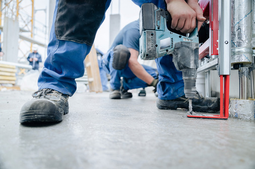  Die vorgefertigte Installationswand wird montiert. Dabei helfen die Teleskopfüße mit einer Höhenverstellung von bis zu 25 cm. Die Füße geben ausreichend Montagefreiheit für die Abwasserverrohrung.