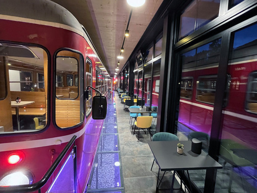 Im Hotelfoyer steht eine original Esslinger Eisenbahn. - © Matthäus Burkhart
