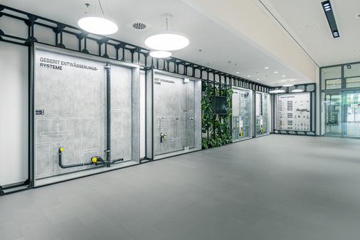 Eigene Ausstellungsbereiche im neuen Geberit-Mapress-Produktionsgebäude in Langenfeld sind den Systemlösungen gewidmet. - © Geberit
  Eigene Ausstellungsbereiche im neuen Geberit-Mapress-Produktionsgebäude in Langenfeld sind den Systemlösungen gewidmet.