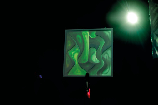 Mithilfe Künstlicher Intelligenz, 3D-Druck und projizierter Animationen erwachen die Fliesen zum Leben. So wird ein immersives Erlebnis geschaffen.