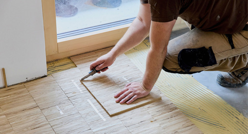 Belegt wurden die mit „Floorrock“ und Zementestrich erstellten Heiz-Böden des Schulersatzbaus in Essen überwiegend mit Industrieparkett.