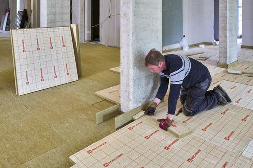 Der Floorrock RST Plus Randdämmstein wird an Wände, Stützen und sonstige aufgehende Bauteile gestellt.