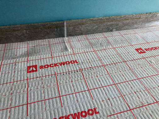 Bei Zement-Estrichen wie auf der Baustelle in Essen ist auch eine lose Überlappung möglich.