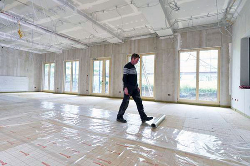 Für die Abdichtung der Fugen zwischen den Verbundplatten und zu den aufgehenden Bauteilen empfiehlt Rockwool für einen schnellen Baufortschritt auf großen Flächen den Einsatz geeigneter Folien.