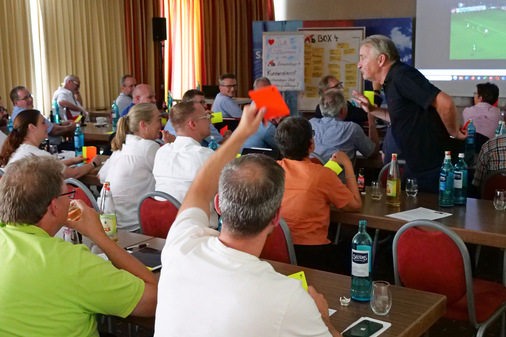 Schiedsrichter und Keynote-Speaker Lutz Wagner sorgte mit seinem aktiv gestalteten Vortrag für Einblicke in die Herausforderungen bei der Entscheidungsfindung, die auch für die Teilnehmerinnen und Teilnehmer nützlich waren.