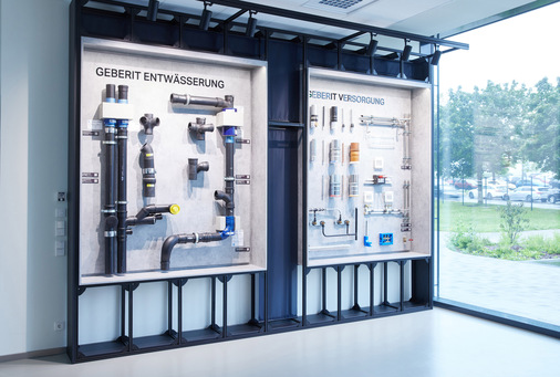Die Ver- und Entsorgungssysteme von Geberit werden in einem Praxisraum präsentiert.