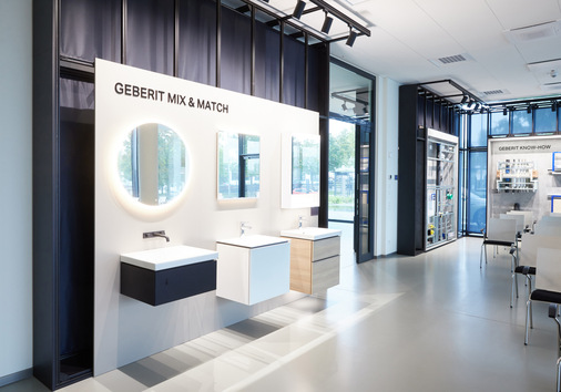 Im Theorieraum und im Foyer werden die Geberit-Systeme und -Produkte gezeigt.