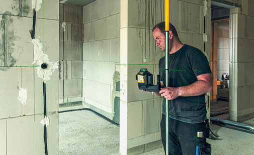 Höhenbezugspunkt lassen sich bequem mittels Multilinienlaser übertragen. So holt man sich den Meterriss in jeden Raum und kann die Vorgaben zur Verlegung einer Fußbodenheizung auf Machbarkeit kontrollieren.