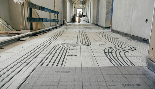 Durchlaufende Zuleitungen können in der unteren Dämmlage „verschwinden“. Weitere Vorschläge gibt es vom BVF