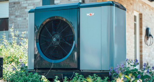 Wenn die Immobilie den ausschließlichen Einsatz einer Wärmepumpe noch nicht wirtschaftlich erscheinen lässt, kann eine Hybridlösung den Weg während der thermischen Sanierung des Gebäudes bereits begleiten.