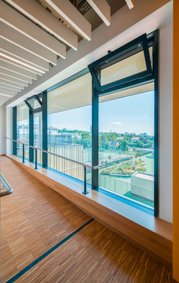 GEZE Slimchain Kettenantriebe ermöglichen das automatische Öffnen und Schließen der Fenster.