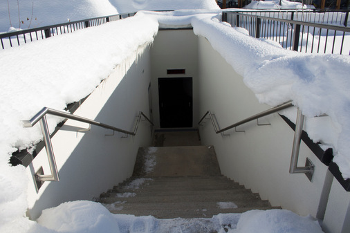 Für die Sicherheit bei den Außentreppen, Gehwegen und Einfahrten sorgen die Freiflächenheizungen von Etherma.