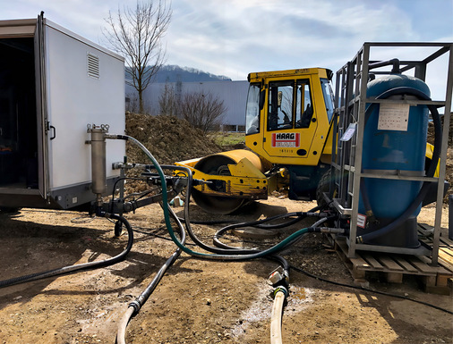 Die Jumbostil Entsalzungsanlage steht im robustem Transportrahmen. Sie leistet die Restentsalzung kleiner 1 ppm Gesamtsalzgehalt