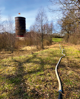 140 Meter Feuerwehrschlauch brachten das Rohwasser über Stock und Stein zum Orben Wasseraufbereitungs-LKW.