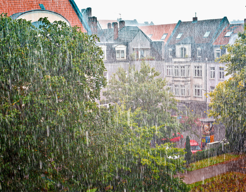 Bild 4: Abhängig vom Auftreffen des Schlagregens dürften die Fassaden dieser Häuser sich trotz identischen Aufbaus durch unterschiedliche Feuchte unterscheiden. Das hat Einfluss auf den U-Wert.