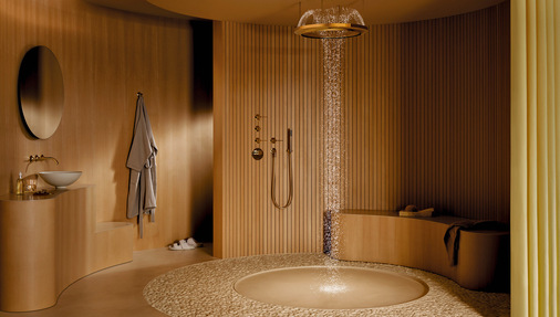 Tempest Rain simuliert einen tropischen Regen: Das Wasser führt zunächst nach oben, bevor die fallenden Tropfen einander kreuzen und allein durch die Schwerkraft sanft auf den Körper einwirken.