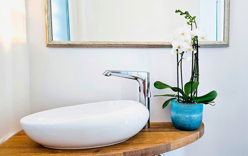 Die berührungslose Xeris E-T Waschtisch-Armatur von Schell mit ThermoProtect-Technologie beugt effektiv Verbrühungen vor und ist ideal für ein Umfeld mit Kindern und Nutzer mit eingeschränktem Reaktionsvermögen.