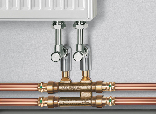 Lange geradlinige Installationen, wie Rohre im Bereich der Sockelleiste, neigen zu entsprechender Längenausdehnung und damit zum Knarren