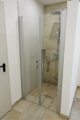 Die Duschkabine der Serie Liga wurde mit der Klebetechnik KermiGlue schnell und einfach montiert – und das ganz ohne Bohren. Und die Befestigung hält noch dazu dauerhaft.