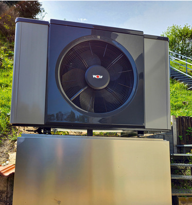 Die Entscheidung, die alte Ölheizung durch eine (solarthermisch  ­unterstützte) Wärmepumpe zur Bereitstellung der Hauptwärmelast  auszutauschen, war im Hause Christ schnell gefallen, denn es gehört  zur Firmenphilosophie, bei der Heizung Ökologie und Ökonomie ­optimal in Einklang zu bringen.