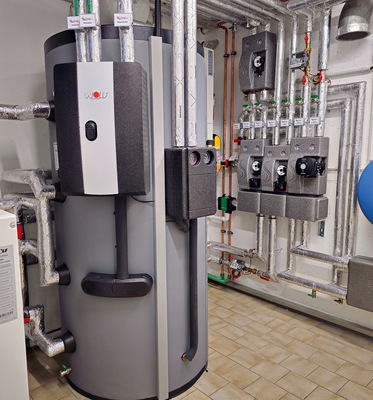 Der Pufferspeicher hat drei Funktionen: 
 1. klassisches Speichern von warmem Wasser für die Heizung und für die Abtauung der Wärmepumpen-Außeneinheit nach Bedarf 
 2. hydraulische Entkopplung für das Wärmeverteilnetz im Haus  
 3. Wärmeenergiespeicher für überschüssige Solarenergie