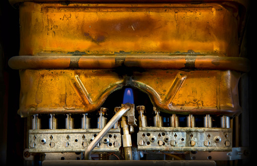 Dieses Heizwertgerät erzeugt brav seine heißen Abgase, die dann auch freiwillig durch den Schornstein entweichen. Das ist schon lange nicht mehr zeitgemäß, war aber über viele Jahrzehnte funktionell.